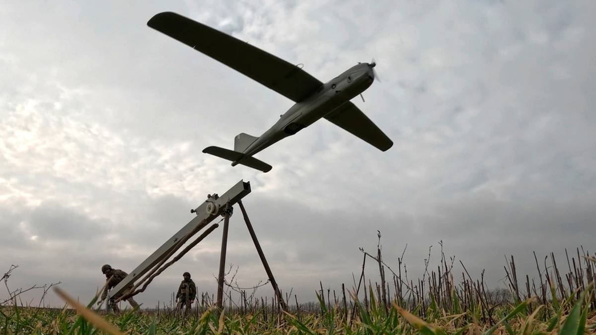 Samolot dron startujący z wyrzutni na tle nieba