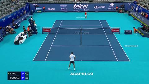 Kort tenisowy z dwoma zawodnikami w trakcie meczu, Yibing Wu i Flavio Cobolli. Wynik meczu widoczny w lewym dolnym rogu obrazka.