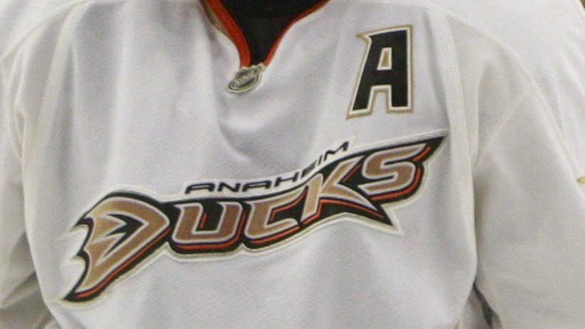 NHL: Dyrektor generalny Anaheim Ducks zrezygnował z powodu alkoholizmu