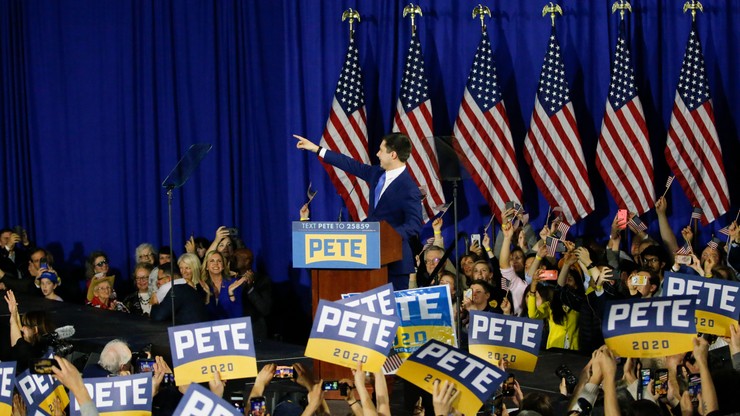Pete Buttigieg w czasie wiecu prawyborczego