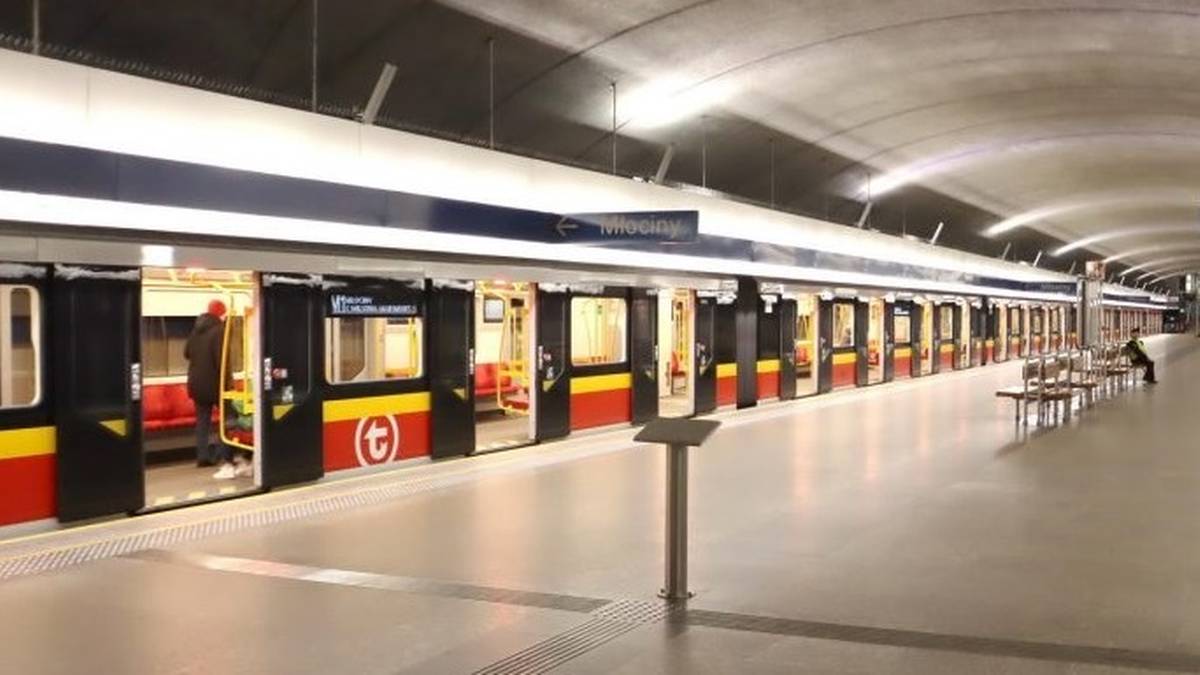Pies sparaliżował warszawskie metro. Pociągi zatrzymały się w tunelach