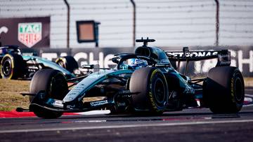 Samoch&oacute;d Formuły 1 z numerem 63 na torze wyścigowym podczas treningu.