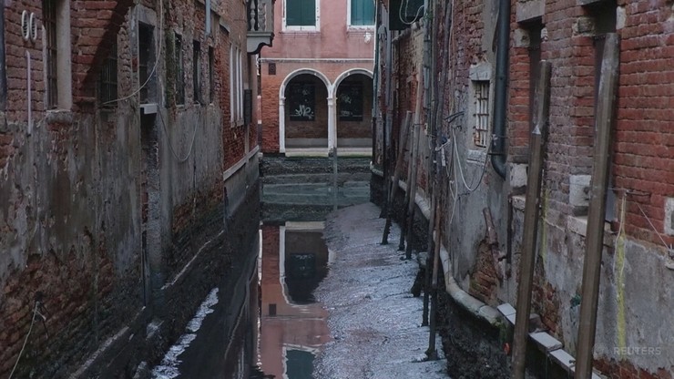 Pechowa Wenecja. Najpierw powódź, teraz dramatycznie niski poziom wód
