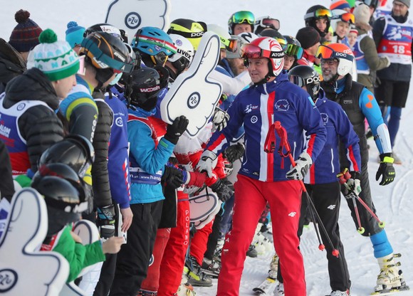 Prezydent i ministrowie na zawodach narciarskich. Zbierali na szczytny cel
