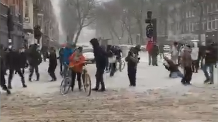 Zima sparaliżowała Amsterdam. Ludzie zaczęli... tańczyć [WIDEO]