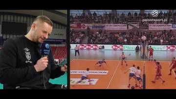 Karol Kłos i Damian Wojtaszek weszli do Klubu 500 w PlusLidze. Na obrazie widoczny jest Karol Kłos udzielający wywiadu oraz fragment meczu siatkówki.