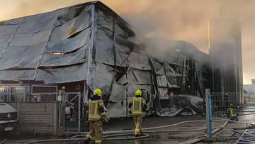 Hala stanęła w płomieniach. Rozesłano alert RCB, "nie otwieraj okien"