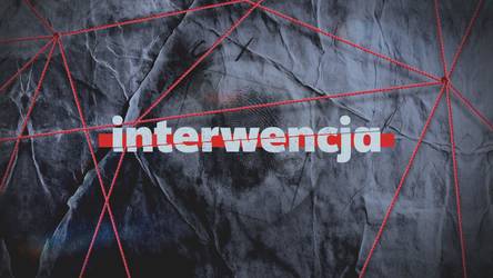 Napis "interwencja" na tle przypominającym pomięty materiał, z nałożoną czerwoną siatką geometryczną.