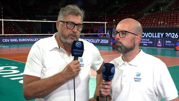 Wojciech Drzyzga i inny mężczyzna w białych koszulkach z mikrofonami Polsat Spor