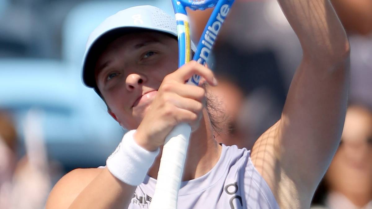 Tenisistka Iga Świątek z rakietą w dłoni, z determinacją na twarzy, podczas meczu.