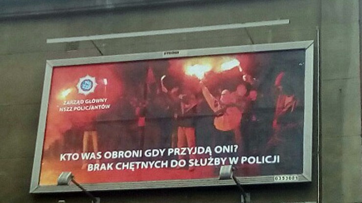 Pseudokibice i napis: "kto Was obroni, gdy przyjdą oni?". Policyjny billboard w Katowicach