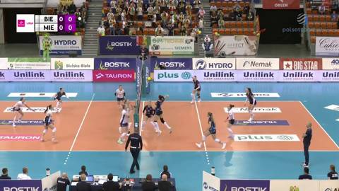 Siatkarki BKS Bostik ZGO Bielsko-Biała i ITA TOOLS Stal Mielec w akcji podczas meczu, z widoczną tablicą wynik&oacute;w.