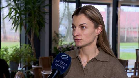 Portret Aleksandry Musiał podczas wywiadu, trzyma mikrofon Polsat Sport.