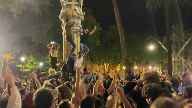 Tysiące ludzi na nielegalnych imprezach w Hiszpanii