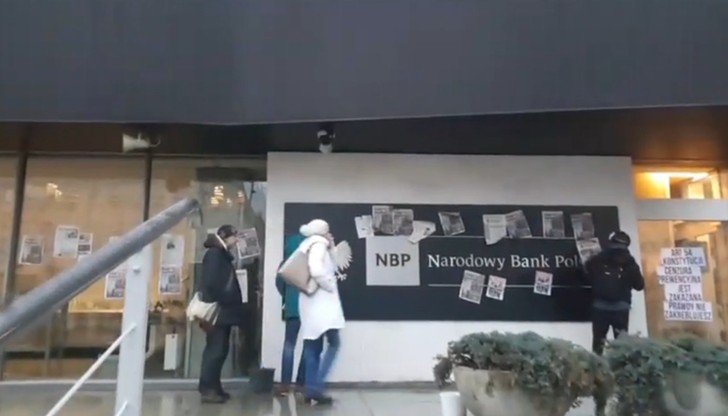 Obywatele RP okleili budynek NBP artykułami o aferze KNF. "Glapiński, prawdy nie zakneblujesz"