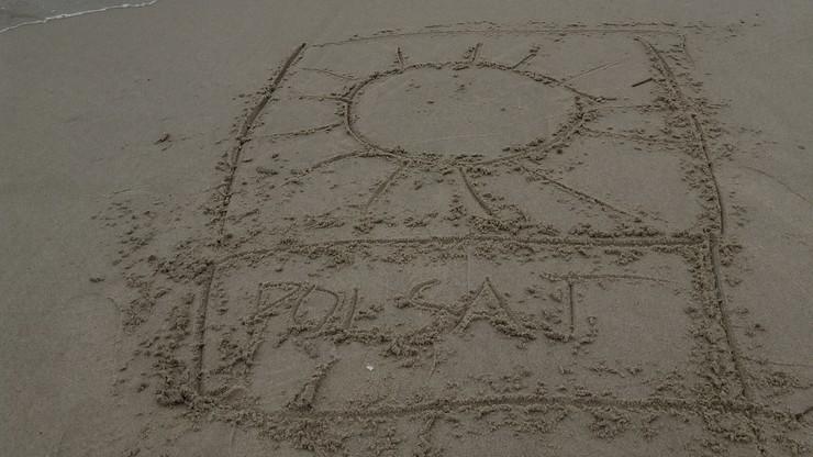 Logo Polsatu na piasku