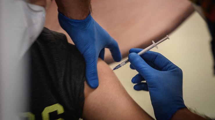 Włochy. Dentysta, który podał do szczepienia sztuczne ramię, zaszczepił się naprawdę