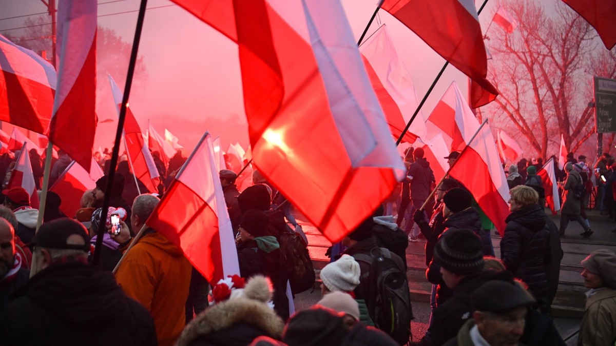 Podsumowanie Marszu Niepodległości 2023. Blokada trasy przez aktywistów, incydenty z flagami