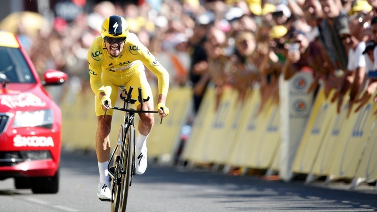 Tour de France: Wzruszający gest. Ogrzał zziębniętego chłopca koszulką lidera (WIDEO)