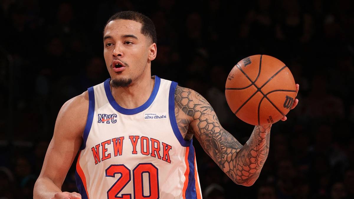 Koszykarz z numerem 20 na koszulce New York Knicks prowadzi piłkę.