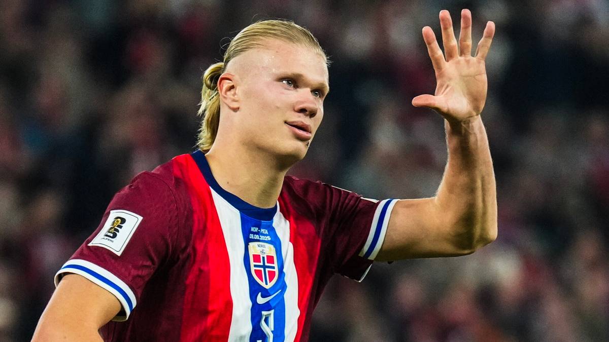 Erling Haaland, piłkarz reprezentacji Norwegii, pokazuje pięć palców prawej dłoni, świętując pięć strzelonych bramek podczas meczu.