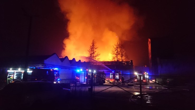 Wrocław: pożar hali produkcyjnej z artykułami papierniczymi
