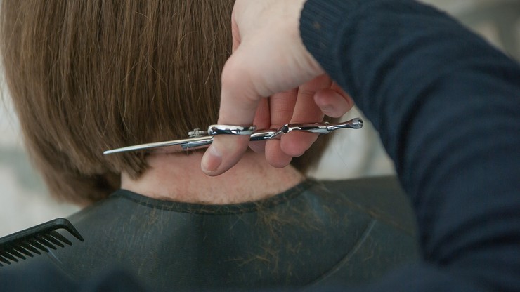 Warszawa: koronawirus w zakładzie fryzjerskim. Ponad 70 osób na kwarantannie