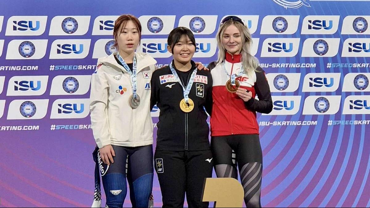 Trzy medalistki zawodów Pucharu Świata Juniorów w łyżwiarstwie szybkim, stojące na podium z medalami.