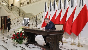 Andrzej Duda wpisał się do księgi kondolencyjnej wyłożonej w Sejmie po śmierci Kornela Morawieckiego