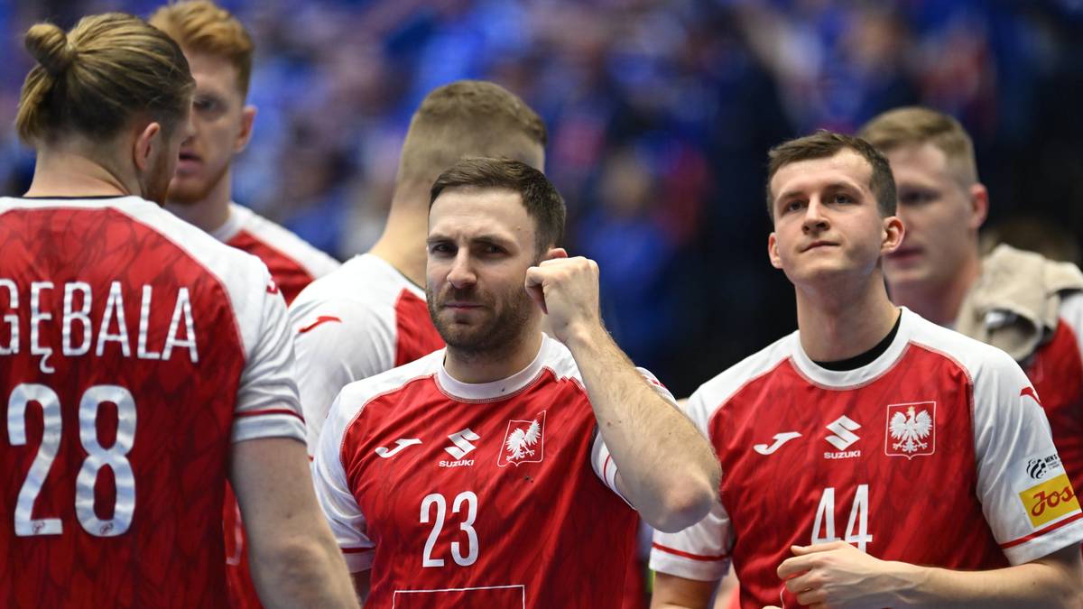 Grupa piłkarzy ręcznych w czerwonych strojach reprezentacji Polski.