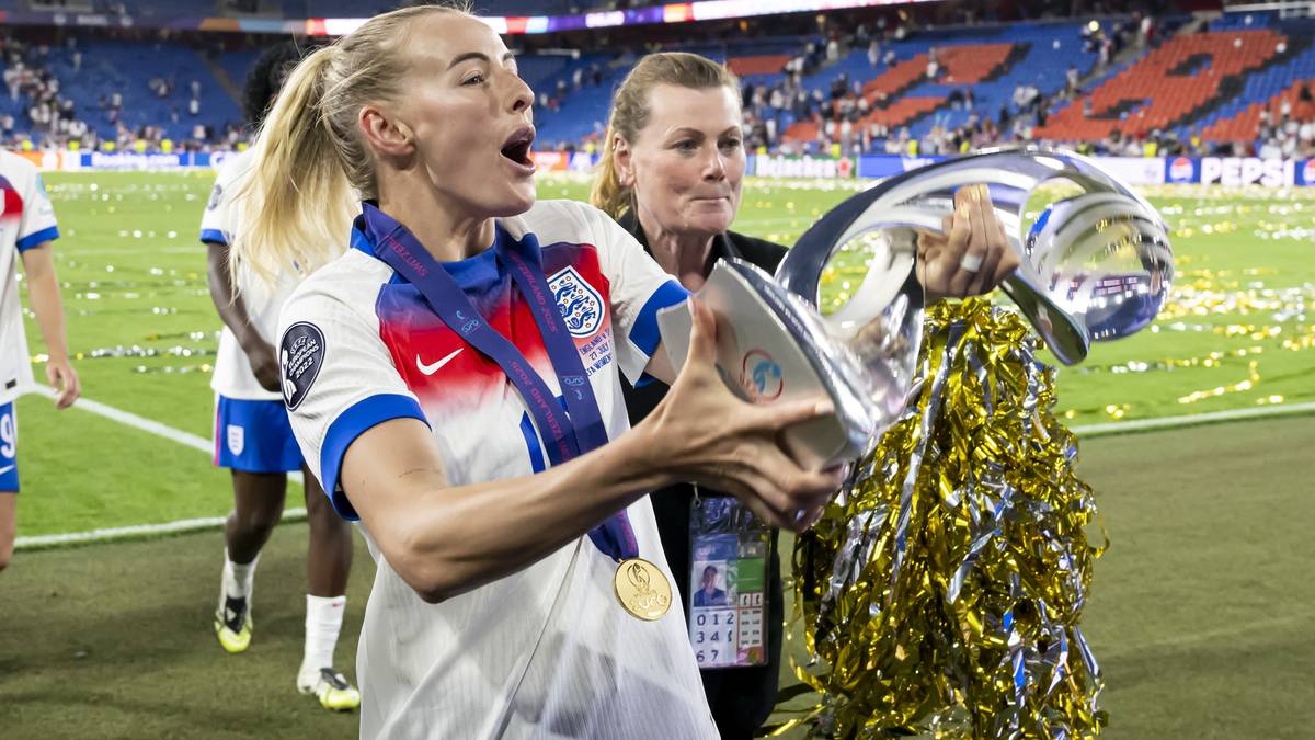 Piłkarka reprezentacji Anglii świętuje zdobycie trofeum Euro 2025 z innymi członkami zespołu.