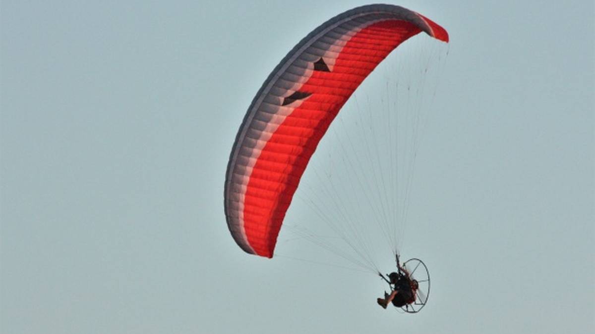 Paralotniarz spadł na lotnisku w Zielonej Górze. W akcji śmigłowiec LPR