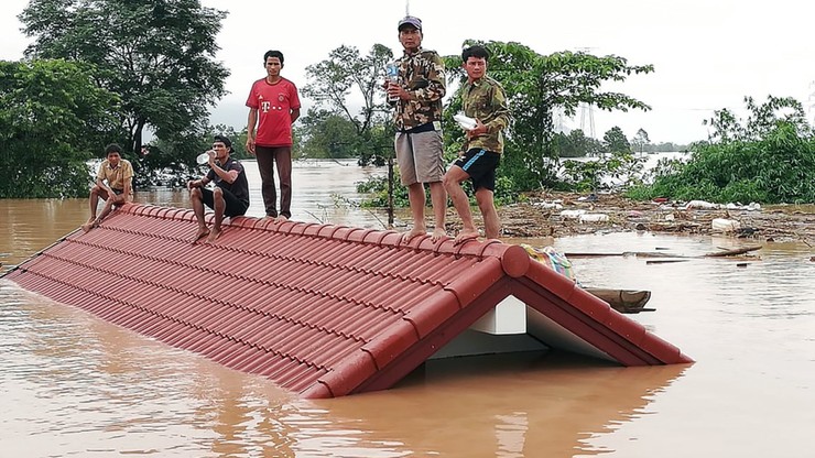 131 zaginionych po katastrofie tamy w elektrowni wodnej w Laosie. Tysiące osób czekają na ratunek
