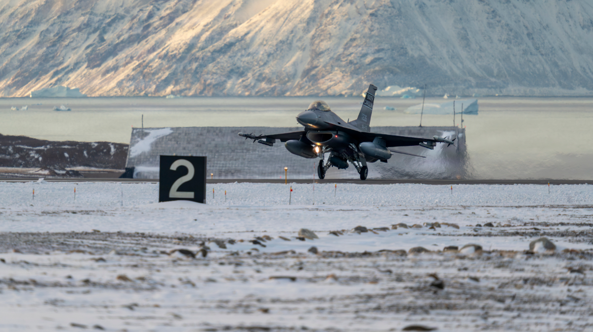 Samolot F-16 startuje z zaśnieżonego pasa startowego na Grenlandii.