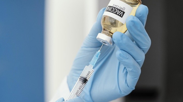 Koronawirus. Francja opóźnia zamówienie szczepionek. "To byłaby katastrofa"