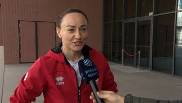 Sandra Drabik, uśmiechnięta kobieta w czerwonej bluzie z kapturem, udziela wywiadu przed mikrofonem Polsat Sport.