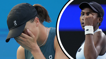 Zdjęcie przedstawia dwie tenisistki. Jedna z nich, Iga Świątek, zakrywa twarz dłońmi. Druga, Coco Gauff, radośnie unosi pięść.