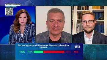 Trzy panele wideo prezentujące uczestnik&oacute;w debaty. Po lewej stronie kobieta w stroju w paski, pośrodku mężczyzna w szarej marynarce, po prawej mężczyzna w okularach i czarnej marynarce na tle regał&oacute;w z książkami. Na dole ekranu wykres słupkowy z wynikami głosowania.