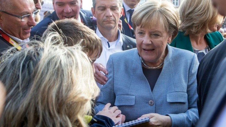 Merkel grozi Węgrom konsekwencjami finansowymi ws. uchodźców
