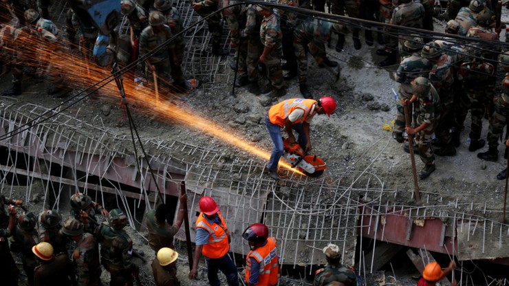 W Indiach zawalił się most. Rośnie liczba ofiar