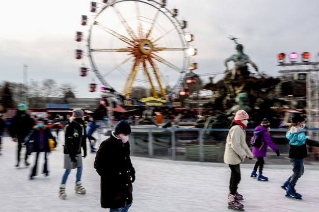 Berlińczycy bawią się na jarmarku bożonarodzeniowym podczas pandemii koronawirusa