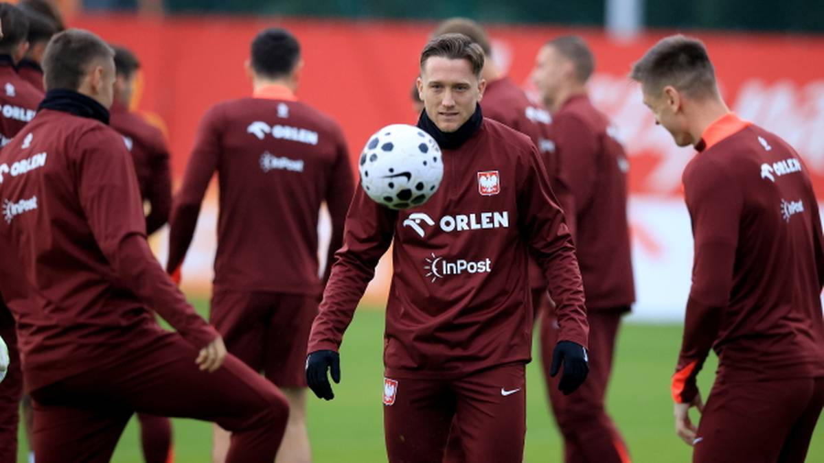 Piotr Zieliński podczas treningu piłkarskiego w dresie reprezentacji Polski, z piłką przy nodze.