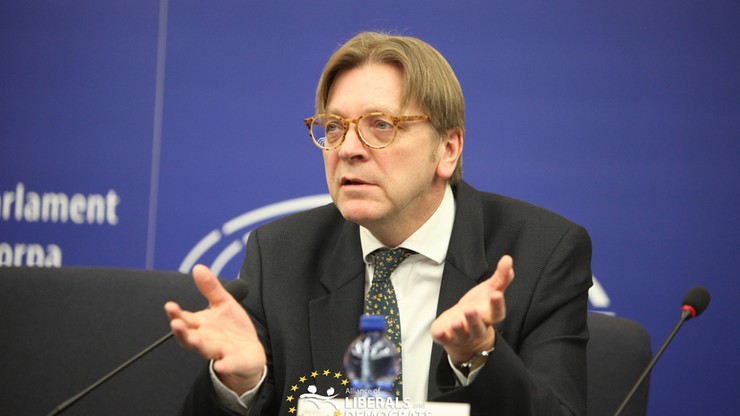 Verhofstadt krytykuje plany całkowitego zakazu aborcji.  "To nieludzki plan"