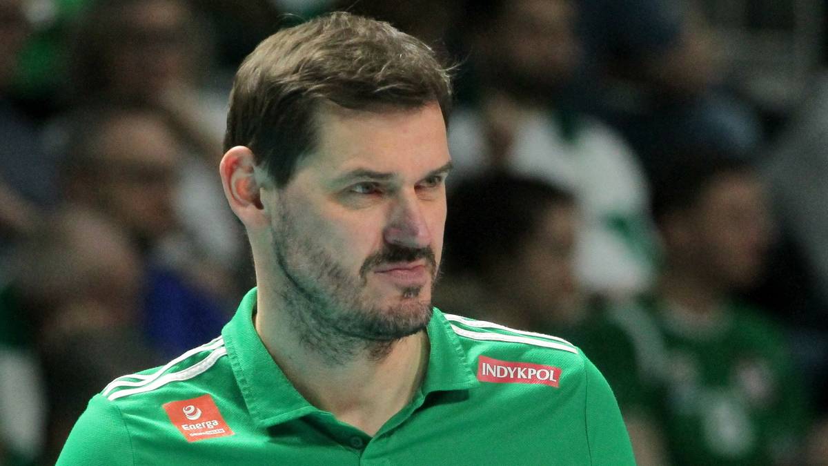 Portret mężczyzny w zielonej koszulce sportowej z widocznym napisem "Indykpol".