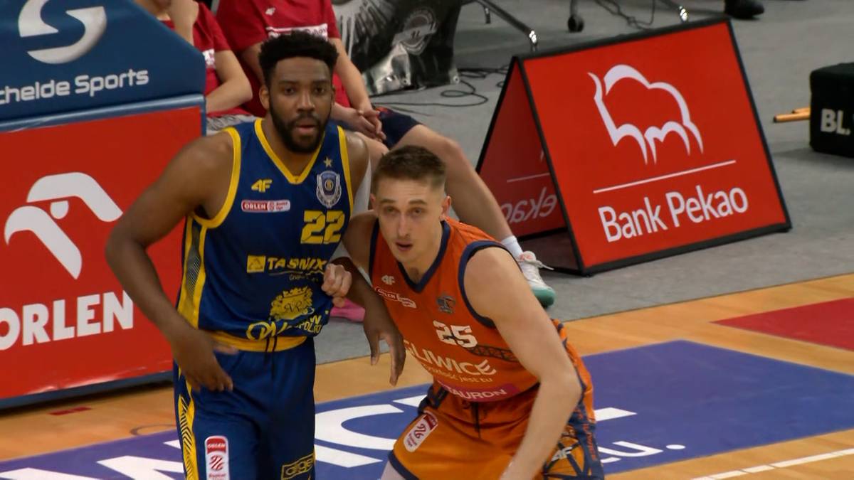Dw&oacute;ch koszykarzy w akcji podczas meczu.