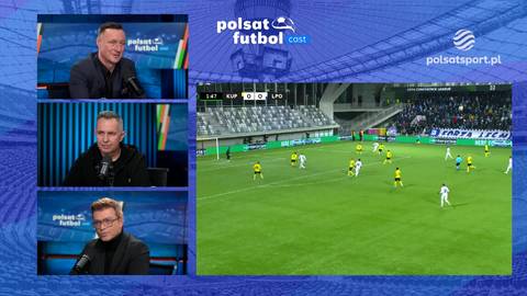 Fragment transmisji meczu piłki nożnej z trzema komentatorami po lewej i widokiem stadionu po prawej.