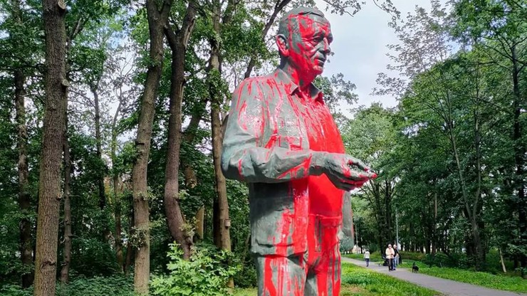 Pomnik Jana Szyszki oblany czerwoną farbą. Policja wszczęła postępowanie