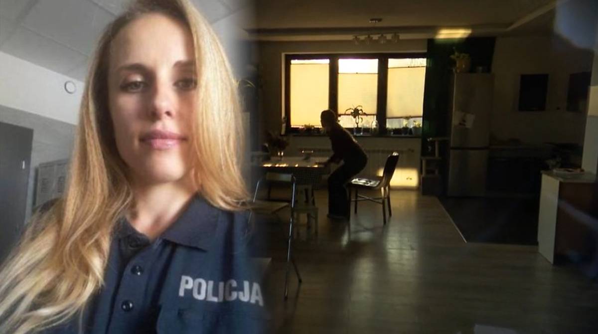 Kobieta w mundurze policji z napisem POLICJA na kołnierzu, na pierwszym planie, z rozmazanym tłem przedstawiającym wnętrze domu.