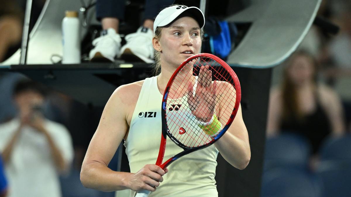 Jelena Rybakina trzyma rakietę tenisową, przygotowując się do uderzenia, podczas meczu na korcie.