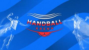 Dwóch zawodników piłki ręcznej w ruchu, na tle niebieskim z napisem "HANDBALL ARENA".